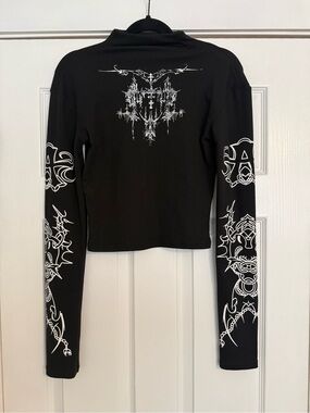 Black Graphic Long-Sleeve Crop Top - Women
